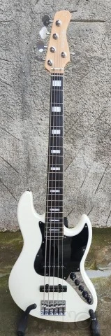 Sire Marcus Miller V7 5 string (2nd gen)